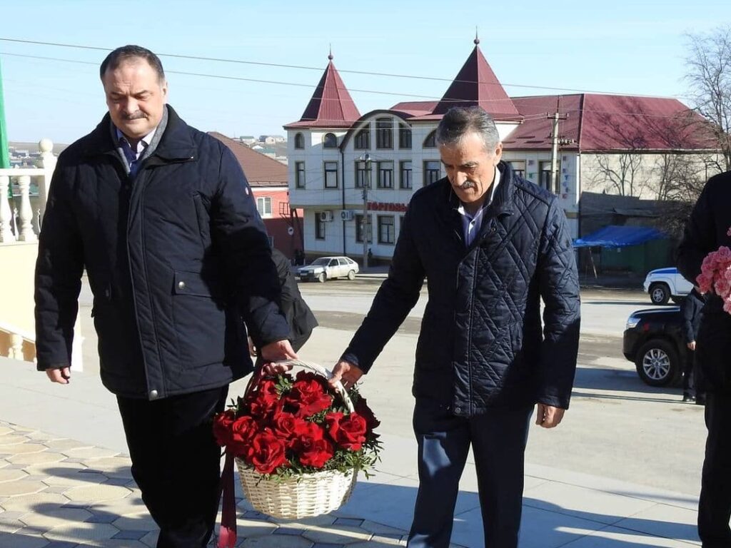 Сергей Меликов возложил цветы к памятнику Герою России Магомеду Нурбагандову