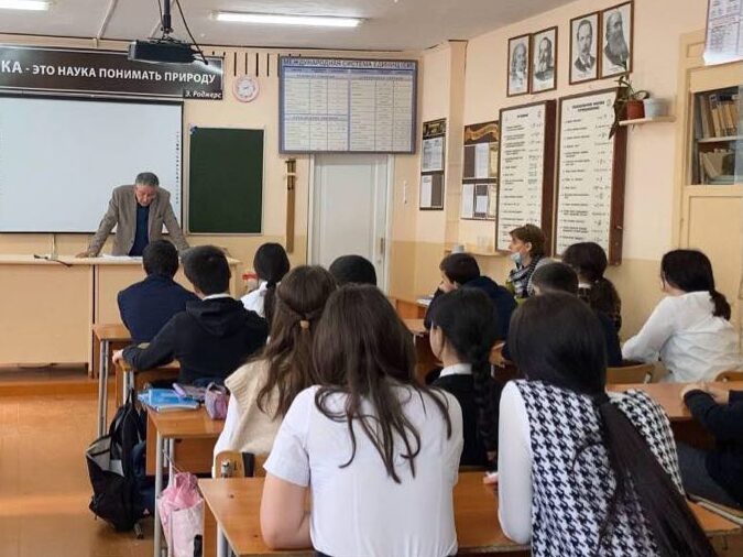 Активисты ОНФ и специалисты Роспотребнадзора рассказали махачкалинским школьникам, как стать умным потребителем