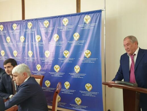 Артура Сулейманова представили в качестве министра строительства Дагестана