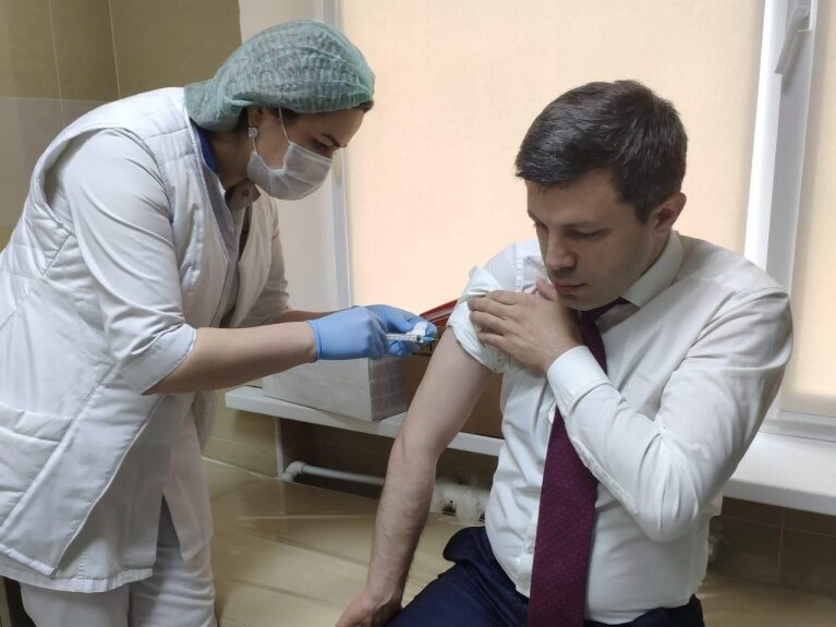 Сотрудники Минпромторга Дагестана проходят поэтапную вакцинацию
