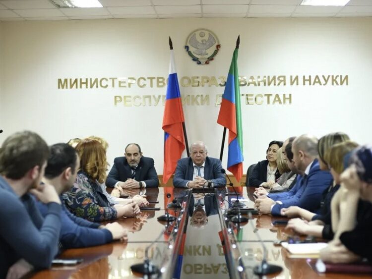 Коллективу Минобрнауки Дагестана представили нового руководителя