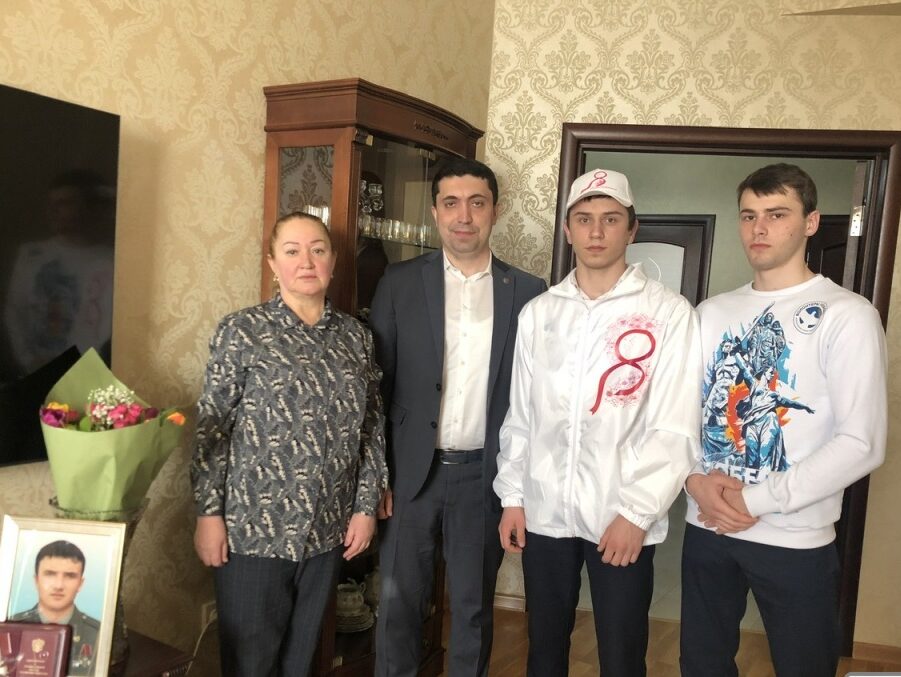 Мать кавалера ордена Мужества Марата Молчанова торжественно поздравили с Международным женским днем