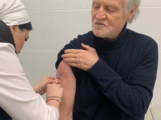 Главный дирижёр Национального симфонического оркестра Дагестана привился от COVID-19