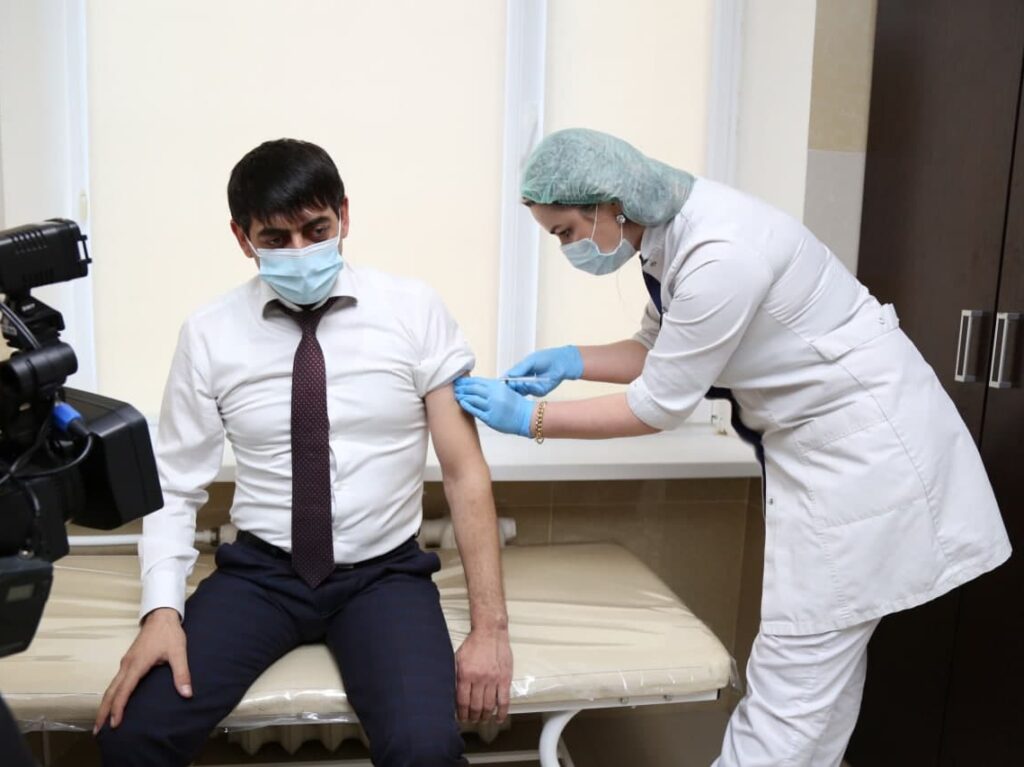 Сотрудники МФЦ Дагестана прошли вакцинацию