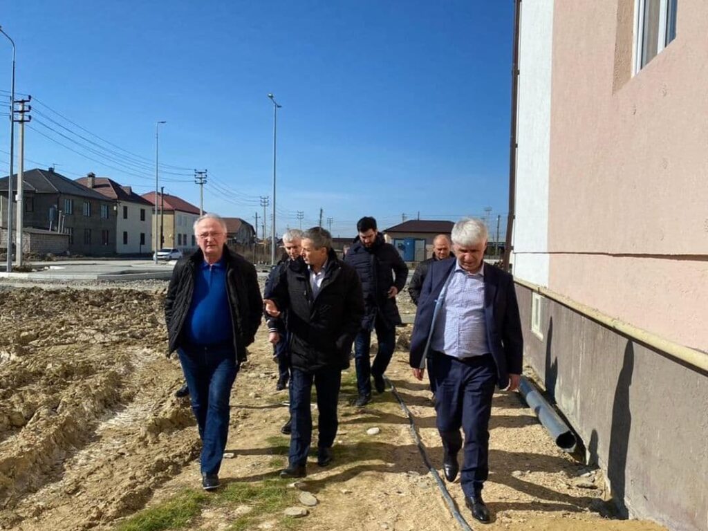 Абдулпатах Амирханов проверил ход устранения нарушений в доме для переселенцев из аварийного жилья
