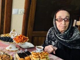 Депутат Госдумы Юрий Левицкий поздравил Героя Социалистического Труда Хамис Казиеву с праздником