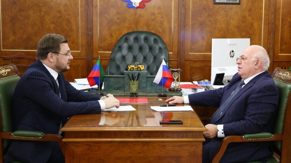 С мэром Махачкалы встретился Ильман Алипулатов