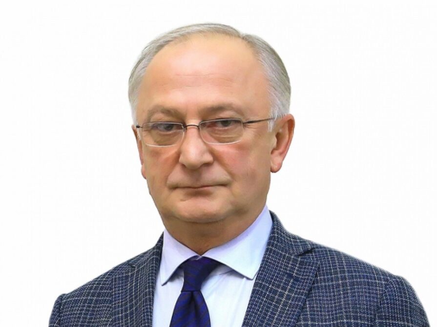 Абдулпатах Амирханов потребовал исключить срывы в предоставлении социальной помощи малоимущим гражданам