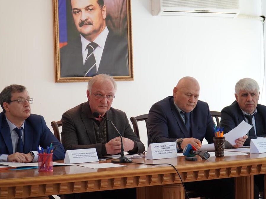 Абдулпатах Амирханов поручил выделить средства на строительство детского сада и школы в п. Шамилькала Унцукульского района