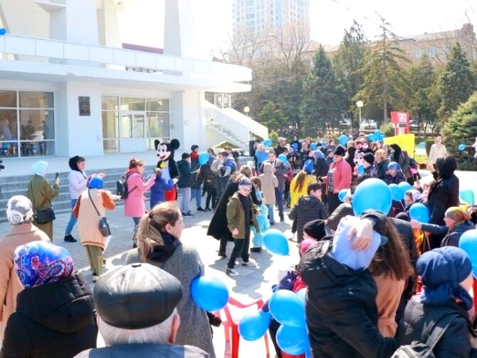 В Махачкале прошла акция «Зажги синим»