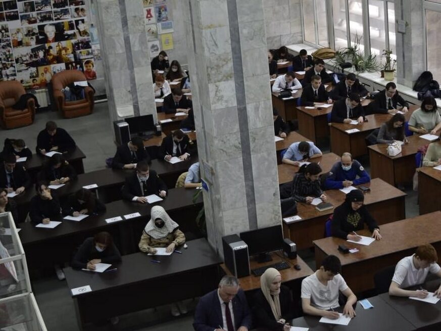В Махачкале более 200 человек  приняли участие в акции «Тотальный диктант»