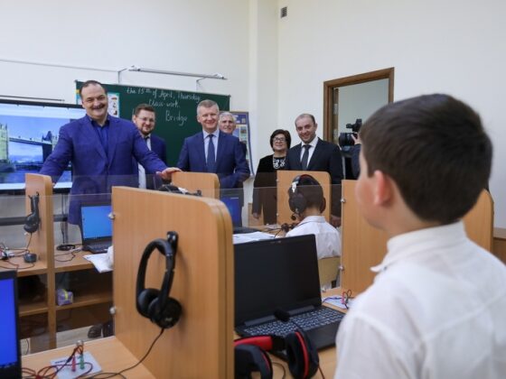 Сергей Меликов вместе с замминистра просвещения России посетил новую школу в Талги
