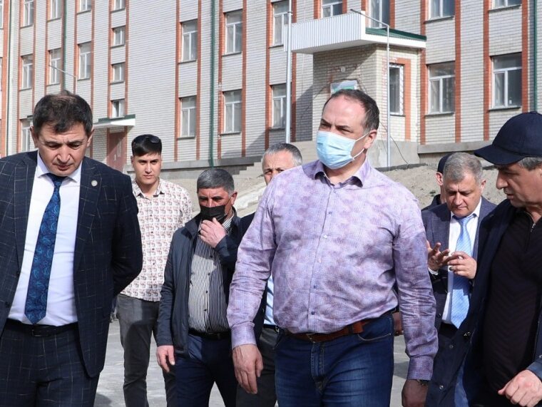 Сергей Меликов подверг критике сроки строительства социальных объектов в селе Ахты
