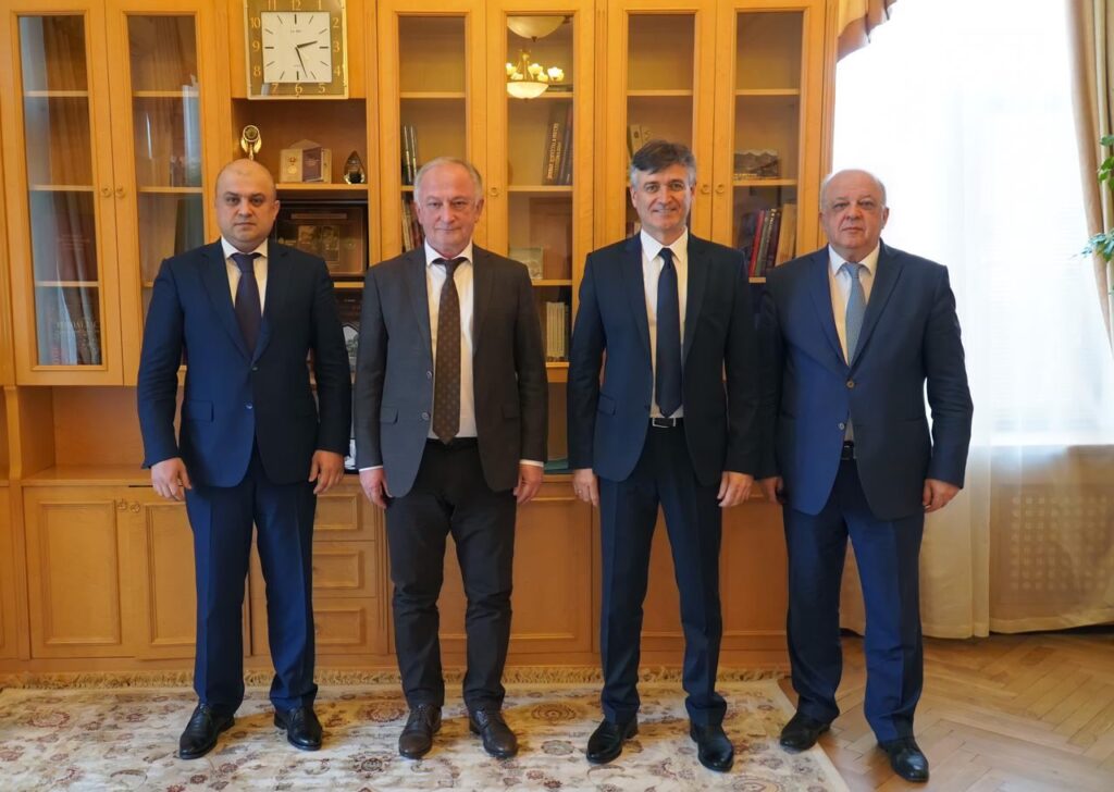 Абдулпатаху Амирханову представили нового руководителя Государственной инспекции труда в РД