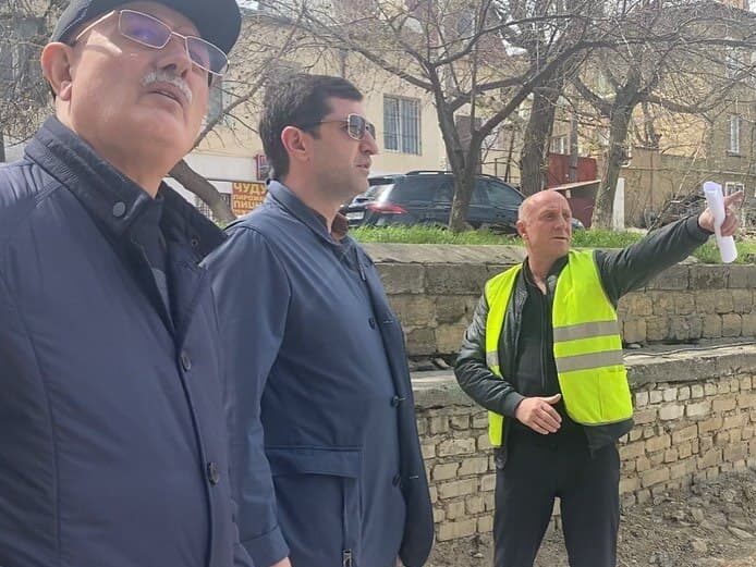 Батыр Эмеев проинспектировал ход работ по благоустройству дворовых территорий в Махачкале