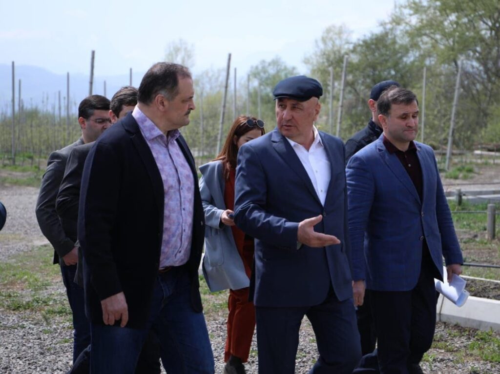 В Магарамкентском районе Дагестана Сергей Меликов посетил суперинтенсивный яблоневый сад
