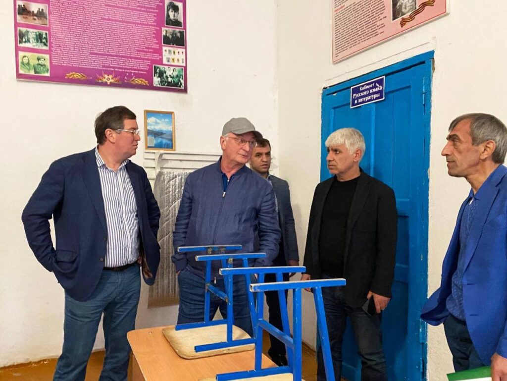 Абдулпатах Амирханов поручил построить  новую школу в Карабудахкентском районе