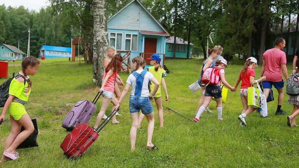 В многофункциональных центра теперь можно получить путевки в детские лагеря