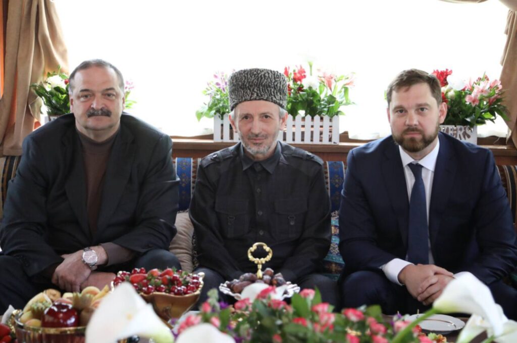Руководство республики и глава Федерального агентства по делам национальностей поздравили муфтия Дагестана с праздником Ураза-Байрам