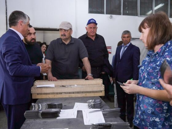 Глава Дагестана ознакомился с производством ножей и другой сувенирной продукции в Кизляре