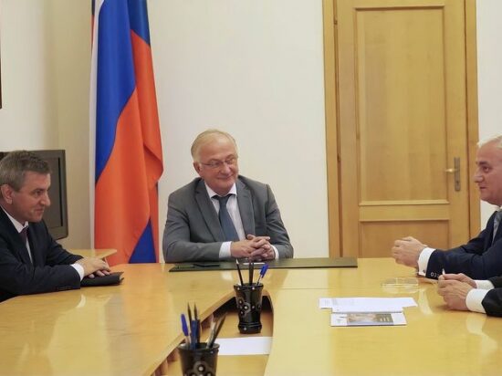 Абдулпатах Амирханов обсудил с представителями АО «МСП Банк» вопросы поддержки предпринимательства в республике