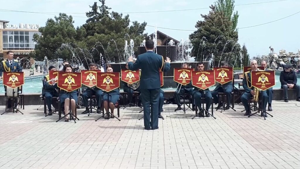 В Каспийске в честь майских праздников состоялся концерт военного оркестра Росгвардии