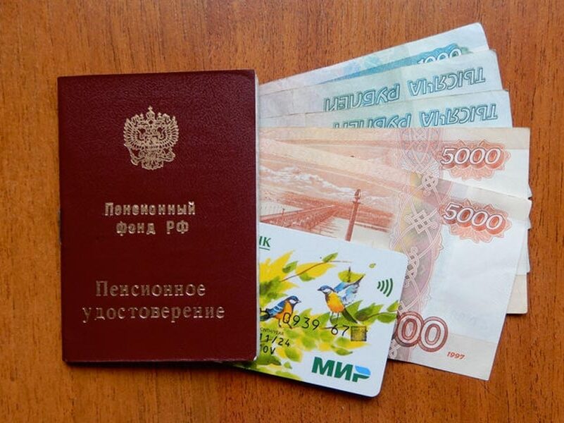 С 1 июля пенсии и другие выплаты будут зачисляться только на карты МИР