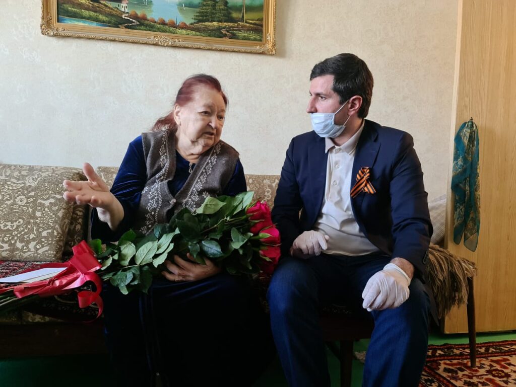 На дому от имени врио Главы Дагестана Батыр Эмеев поздравил с Днем Победы участников войны