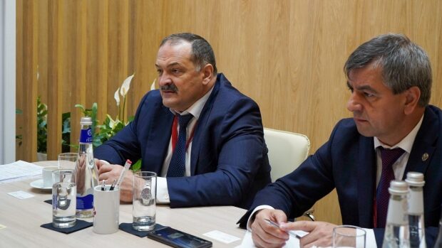 Сергей Меликов обсудил вопросы взаимодействия с крупным производителем стекла на ПМЭФ-2021