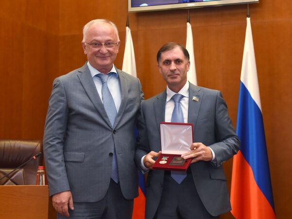 Абдулпатах Амирханов от лица Врио Главы РД вручил госнаграды депутатам НС РД