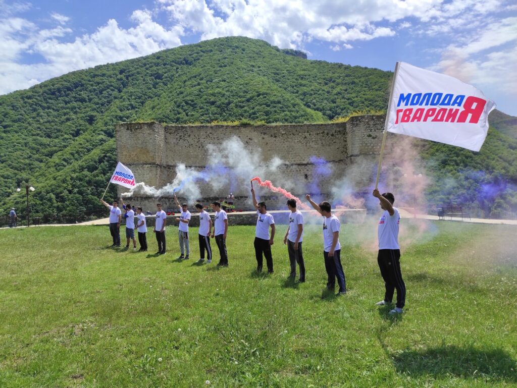 Молодогвардейцы Дагестана провели патриотический флешмоб ко Дню России