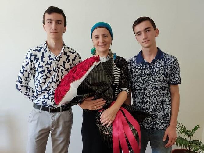 Врио Главы Дагестана  благодарит Зарета Хутиева за поощрение стобалльников и призеров олимпиад