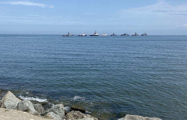 В рамках дня ВМФ силы Каспийской флотилии разыграли морской бой с "противником"