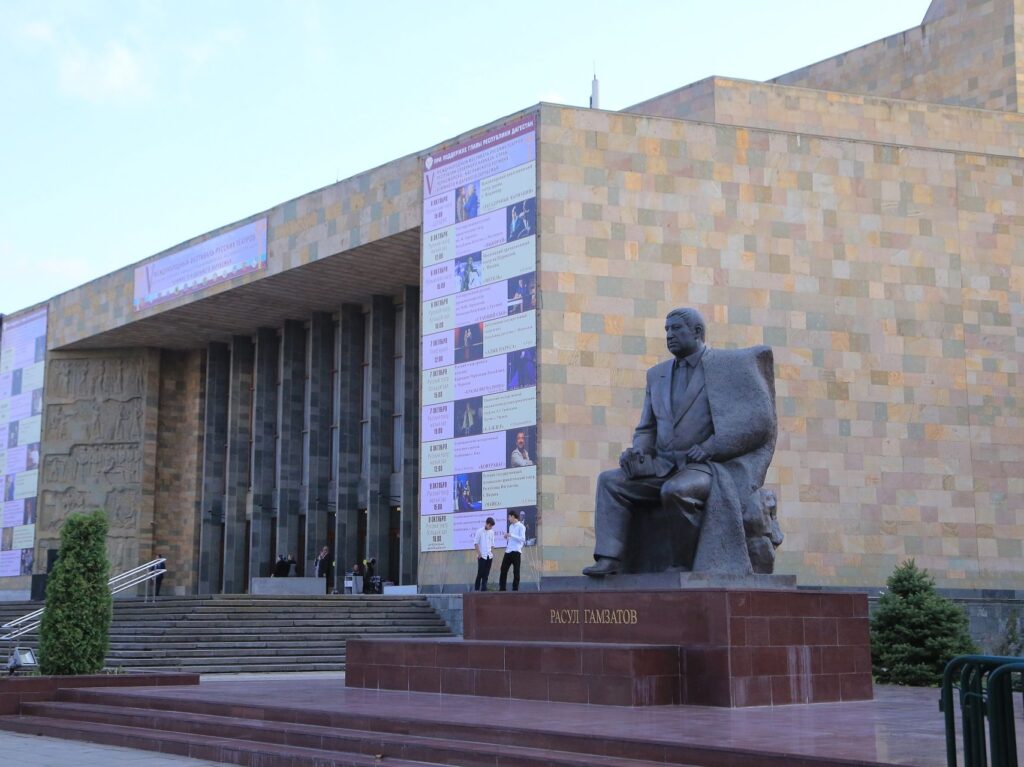Пункты вакцинации от COVID-19 открылись в театрах Дагестана