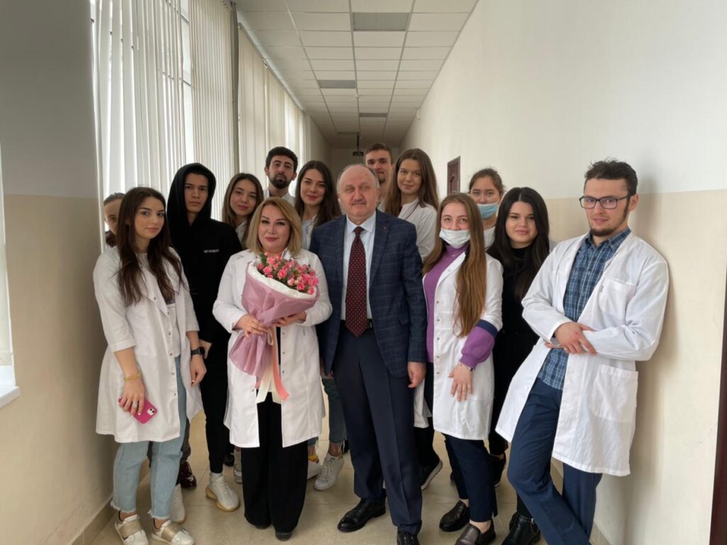 İnsan həyatını qoruyan qadın