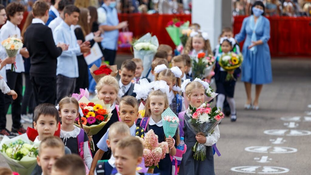 Более 204 млрд рублей выделили на школьные выплаты в России