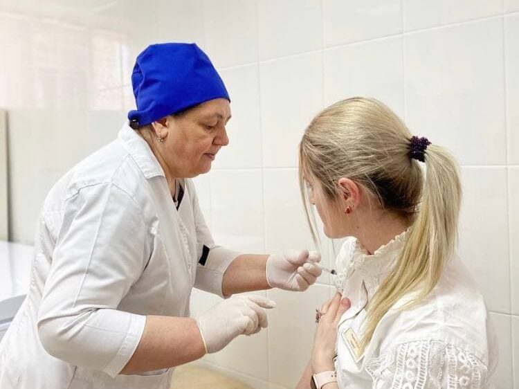 Более тысячи сотрудников МФЦ прошли вакцинацию