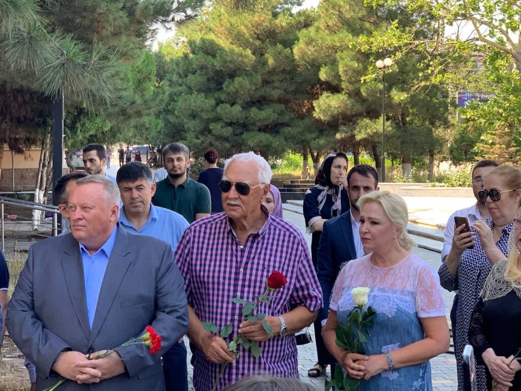 В Каспийске прошло открытие мемориальной доски Сулейману Эфендиеву