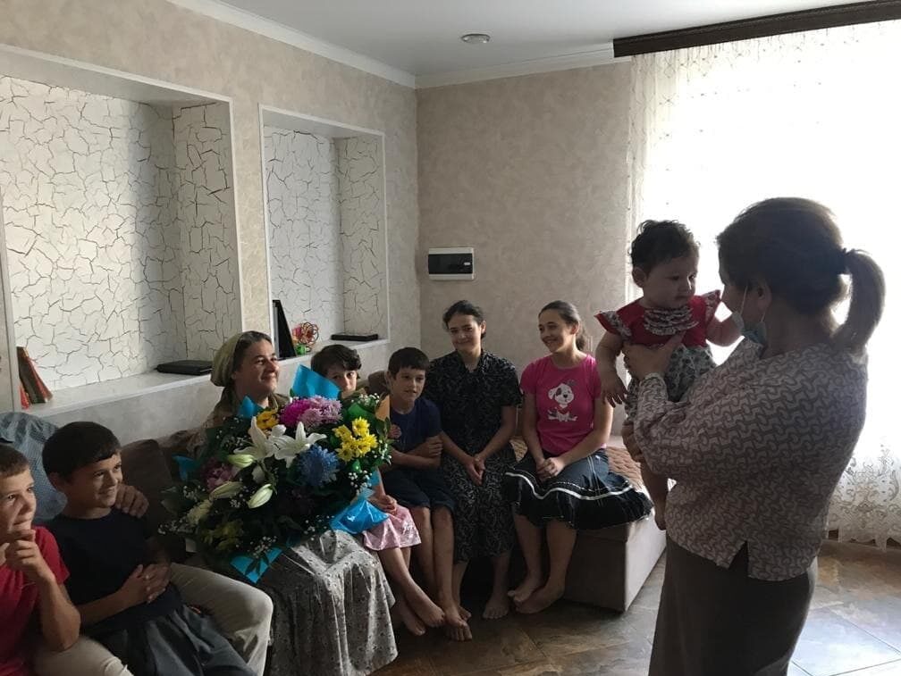Глава Минтруда Дагестана поздравила многодетную семью с рождением 10 ребенка