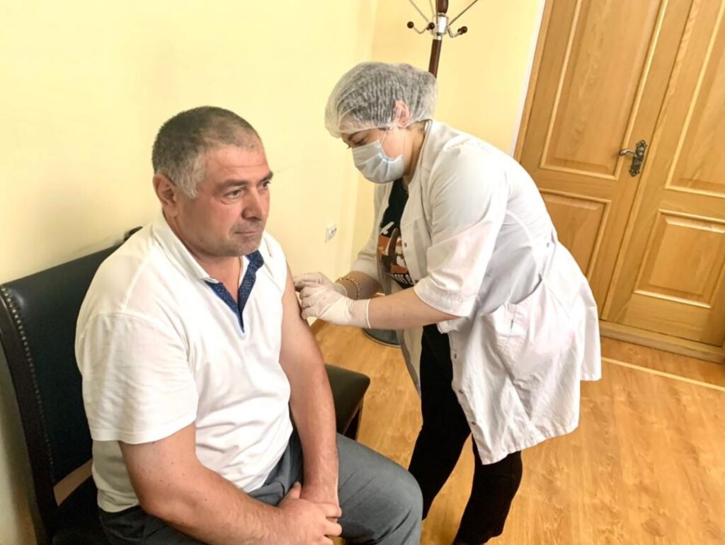 Работники ДИРО вакцинировались от COVID-19