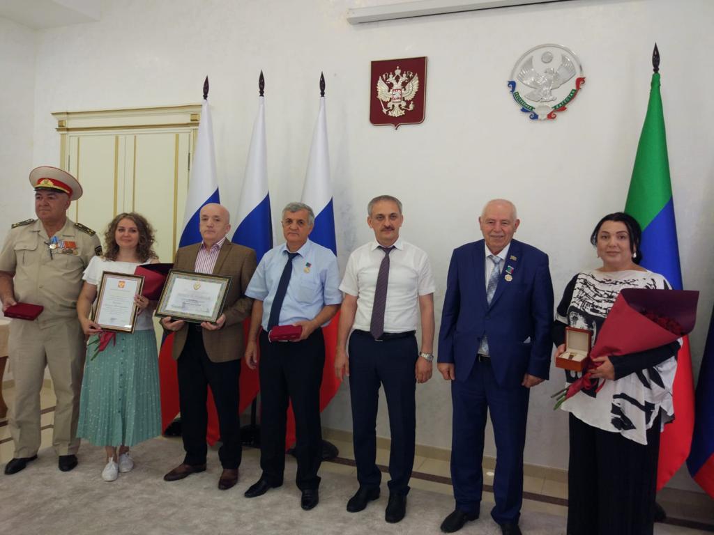Энрик Муслимов вручил награды от имени Главы РД и Президента России