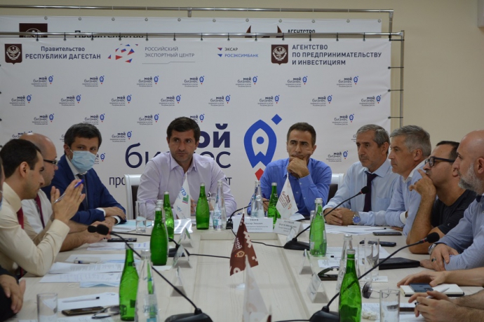 Под руководством Батыра Эмеева обсудили меры по расширению экспорта товаров и развитию рекламной отрасли Дагестана