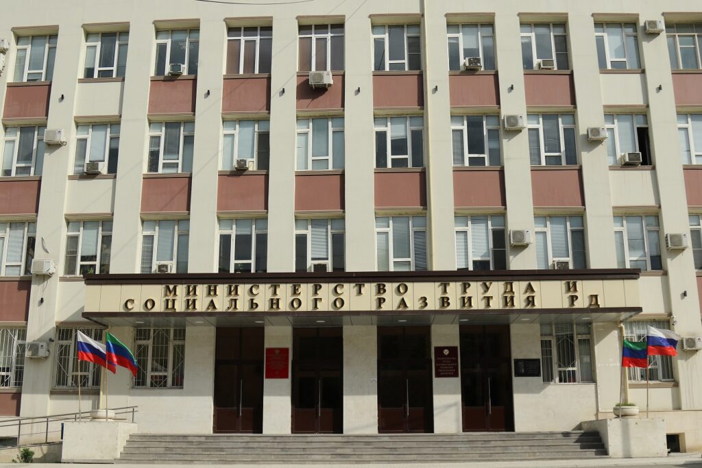 Женам военнослужащих, проходящих военную службу по призыву выплачены пособия
