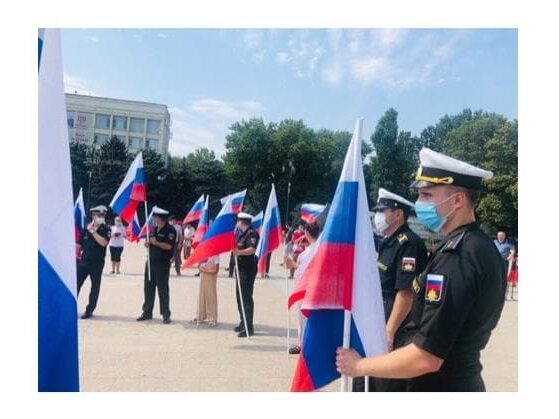 В Махачкале прошел флешмоб в День Государственного флага РФ