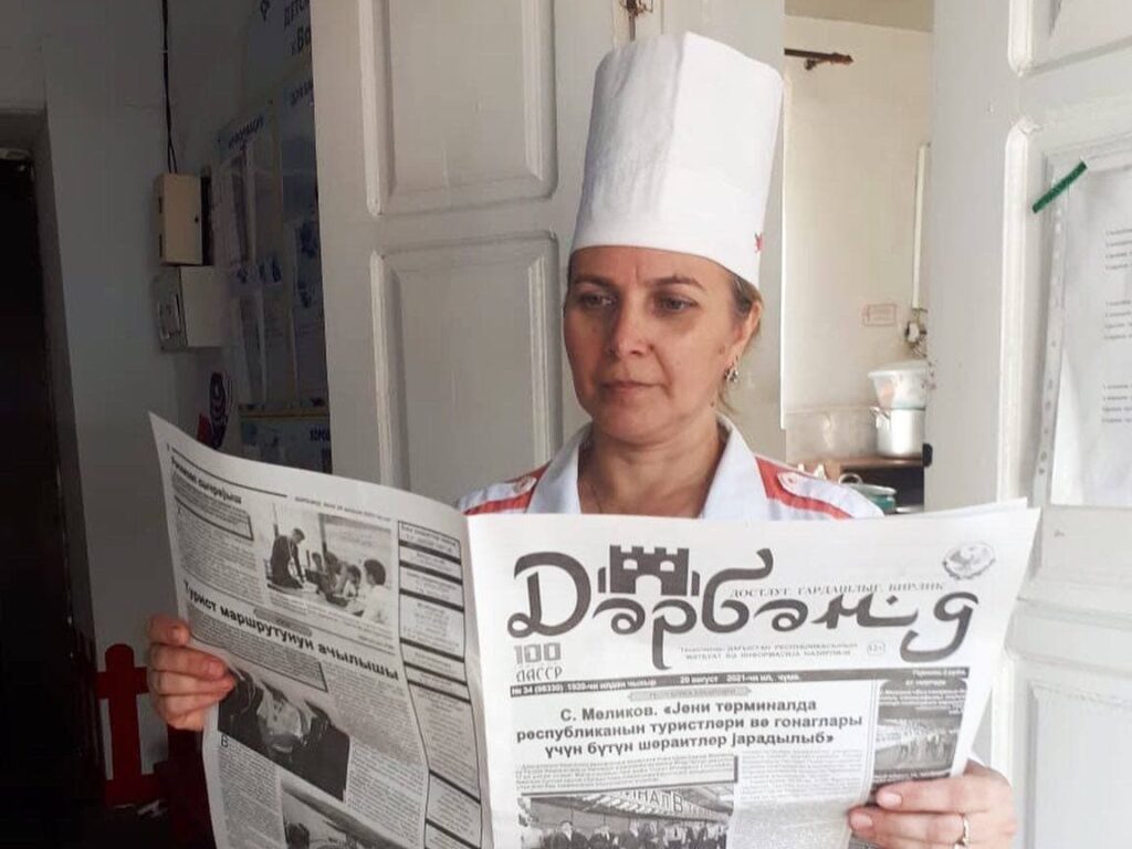 Раздача газеты "Dərbənd" подписчикам