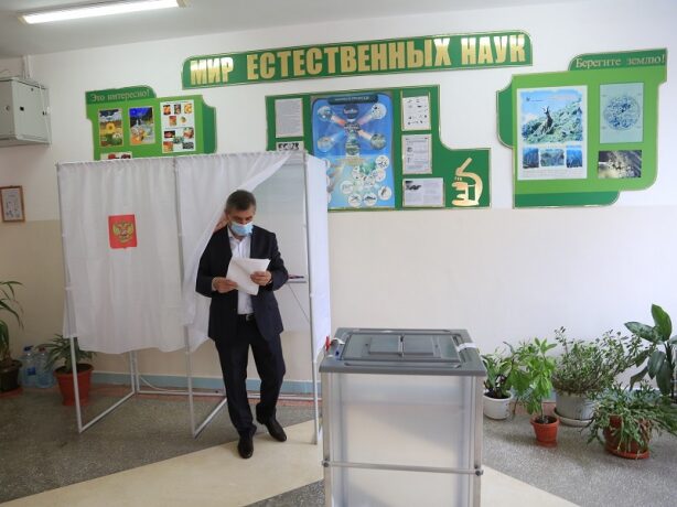 Первый вице-премьер Нюсрет Омаров проголосовал на выборах депутатов Госдумы и Народного Собрания РД
