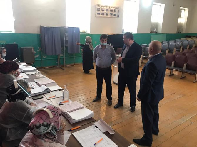 Махмуд Амиралиев посетил избирательные участки