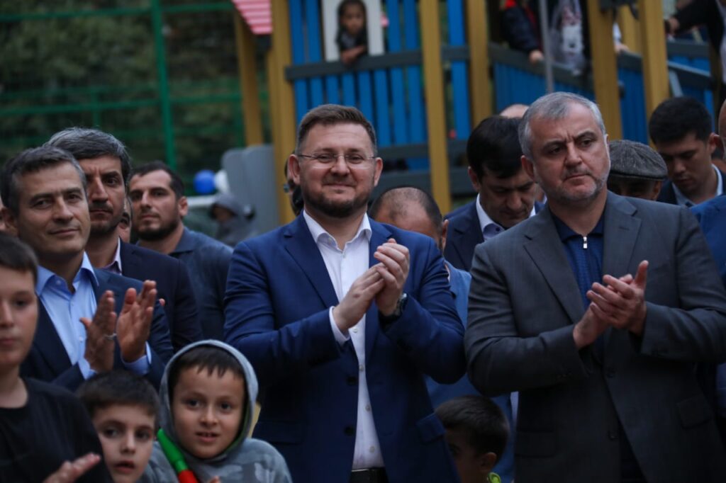 В Махачкале открыли дворовую территорию, благоустроенную по поручению Президента РФ
