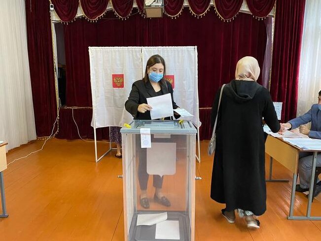 Молодежь Кизляра в дни голосования передает друг другу эстафету