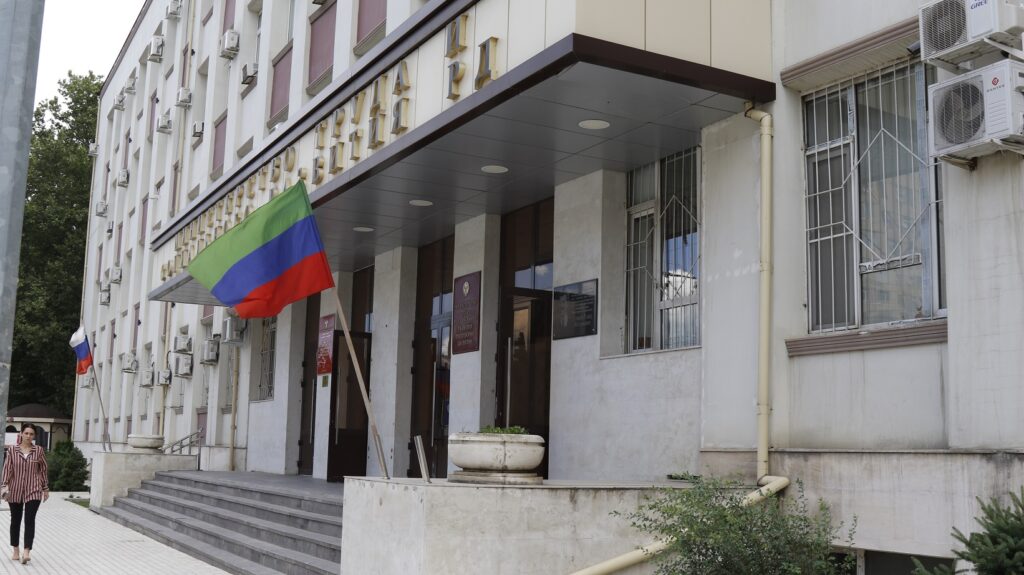 Минтруда Дагестана поддержало выплатой около 300 первоклашек из многодетных, малоимущих семей
